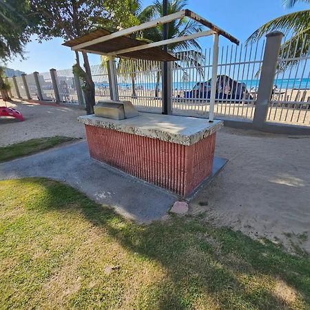 Steps From Foxwoods- Beachfront Retreat With Pools 산후안 외부 사진
