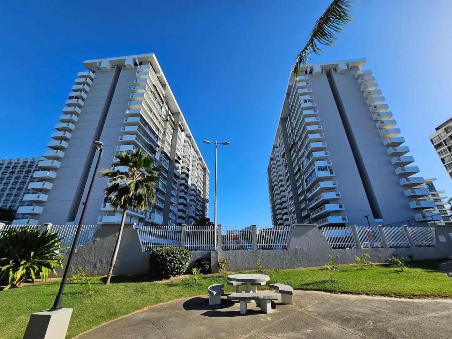 Steps From Foxwoods- Beachfront Retreat With Pools 산후안 외부 사진